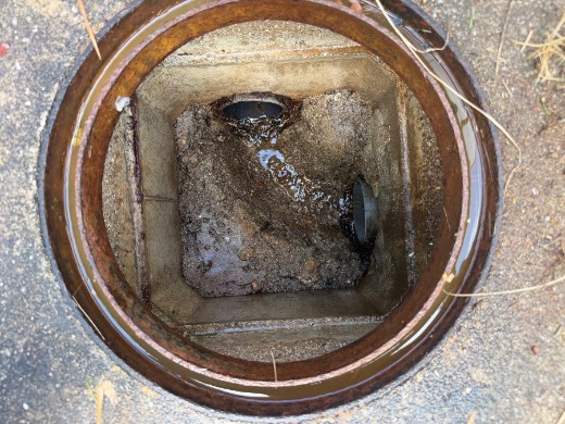 清掃後の汚水桝。たまっていたものが取り除かれ、水が流れる状態
